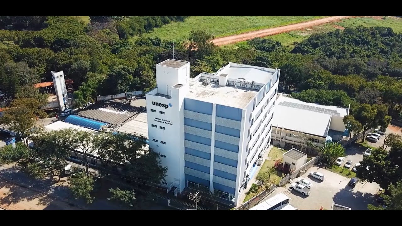 Fachada da Unesp Sorocaba com jardins e logomarca visível, em dia claro.