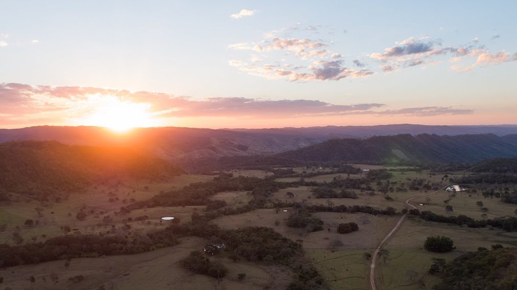 Paisagem da Serra da Bodoquena ao pôr do sol, no entorno de Caracol MS