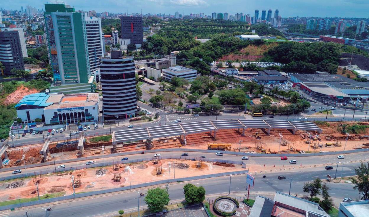 Vista aérea de Belo Horizonte com vias expressas e morros ao fundo
