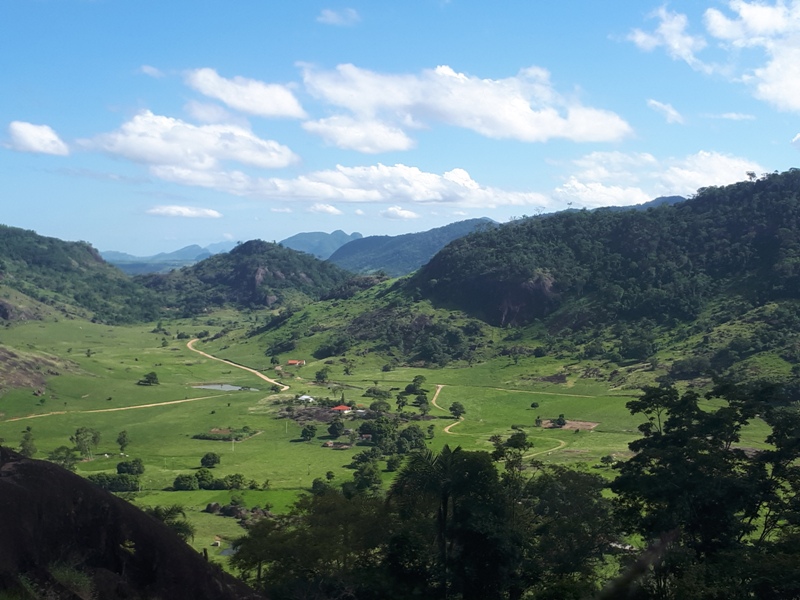 Paisagem verde com morros em Ibiraçu, no norte capixaba, em luz de fim de tarde
