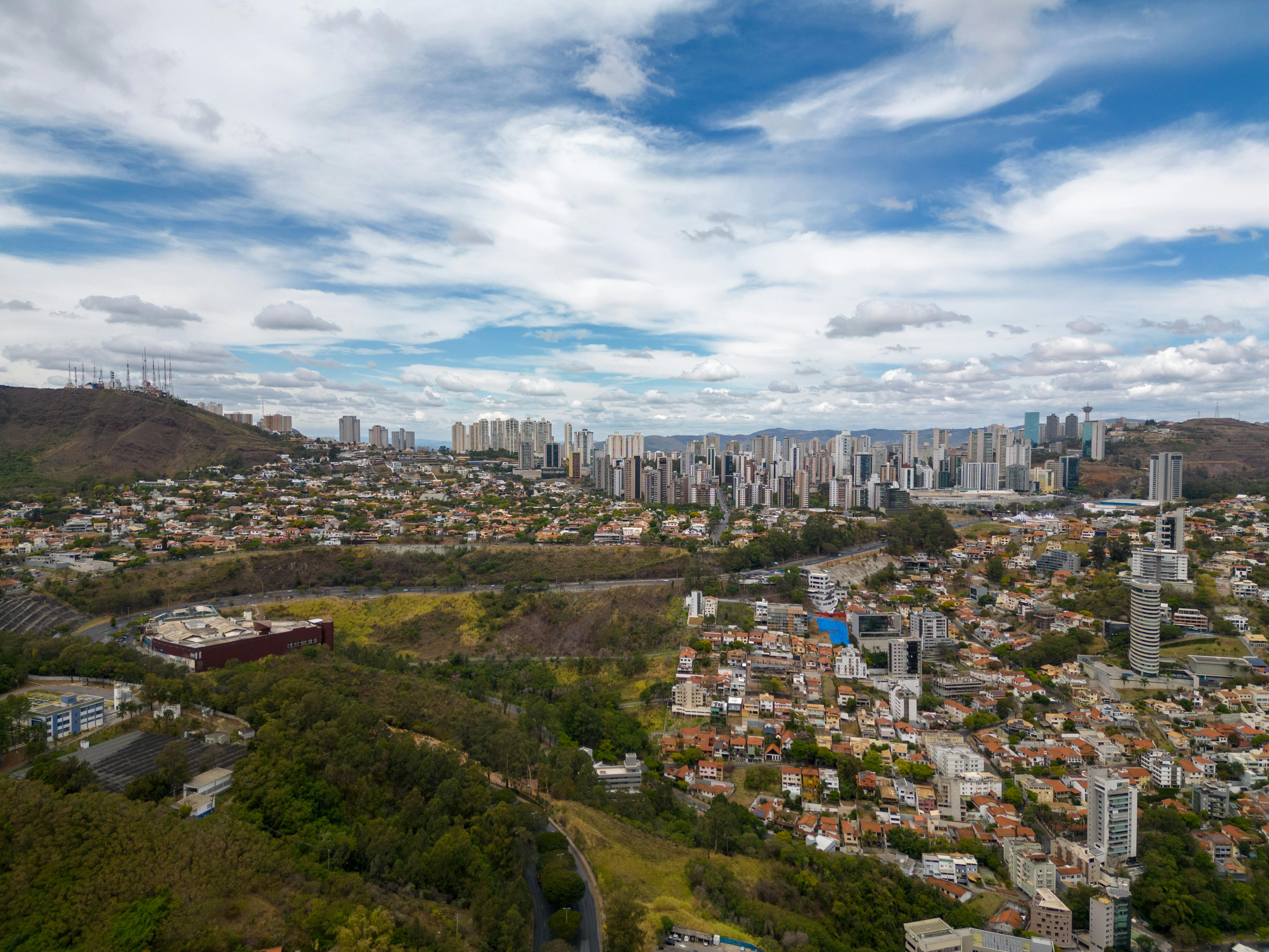 Vista aérea de Belo Horizonte, com a Serra do Curral ao fundo