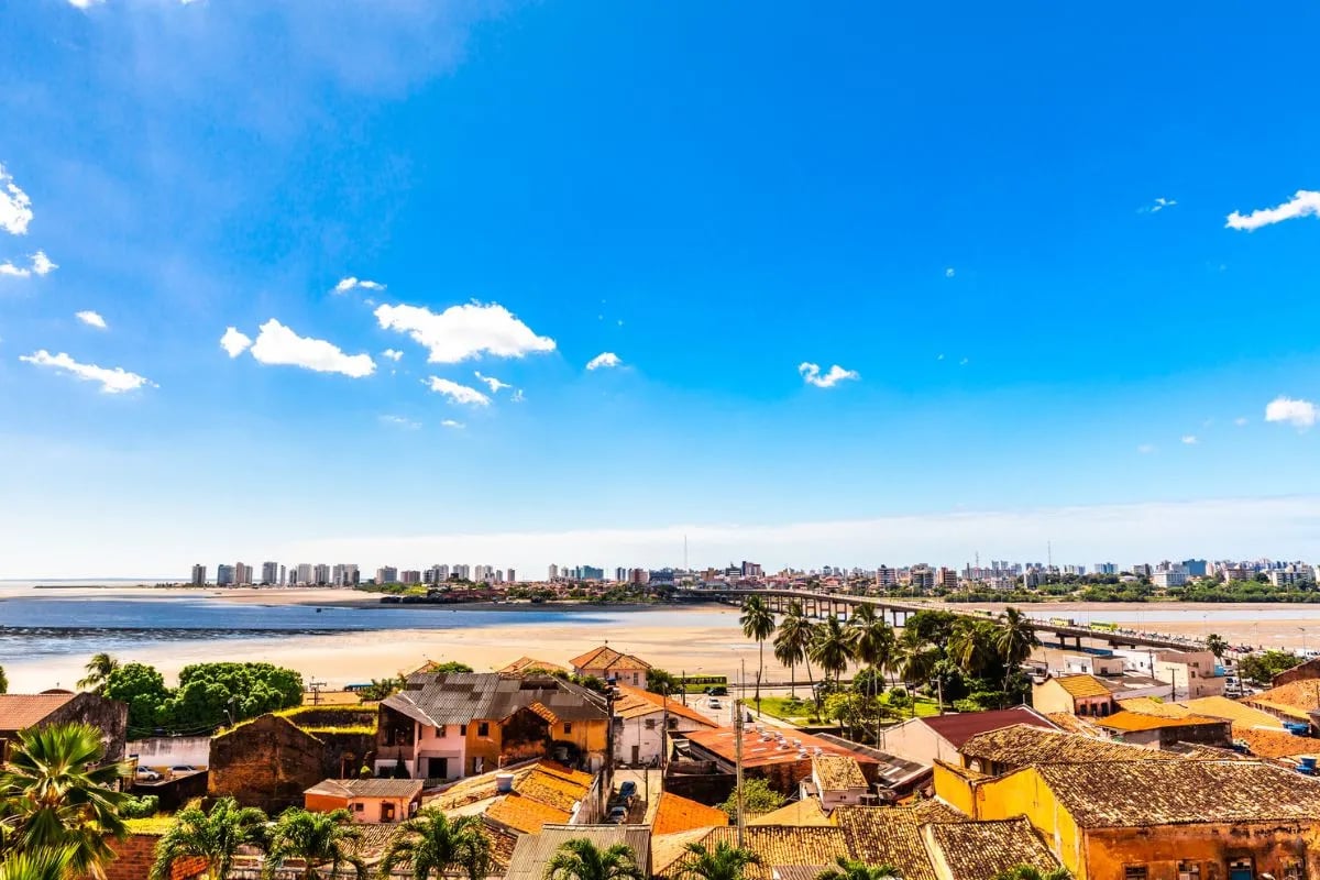 Centro histórico de São Luís do Maranhão sob céu azul, com casario colonial e paisagem urbana ao fundo