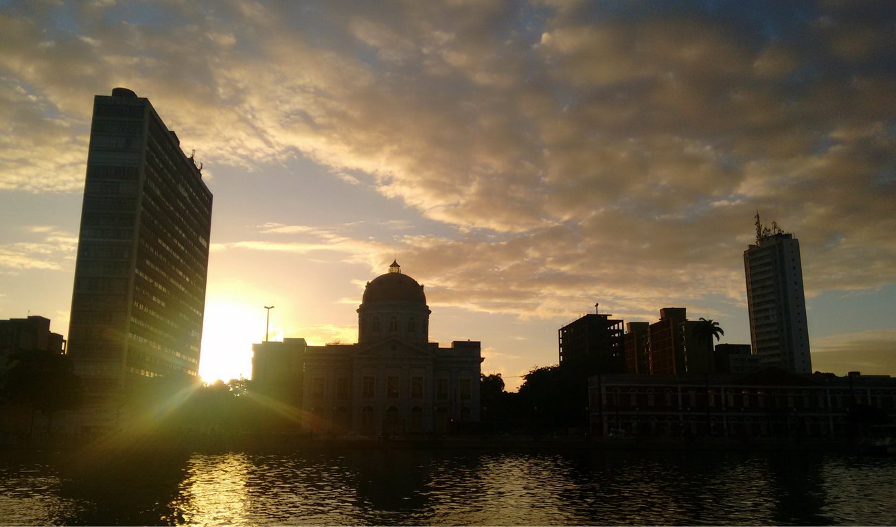 Skyline do Recife ao pôr do sol, com o rio Capibaribe em destaque