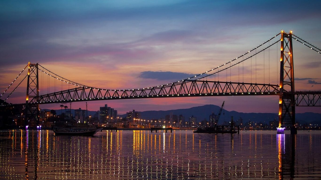 Vista aérea da Ponte Hercílio Luz, em Florianópolis, ao entardecer