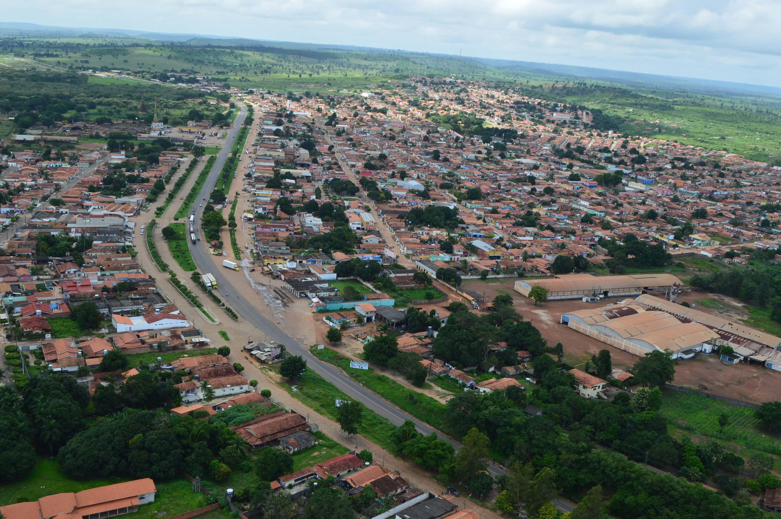 Vista aérea de Itinga do Maranhão, com a BR-010 ao fundo