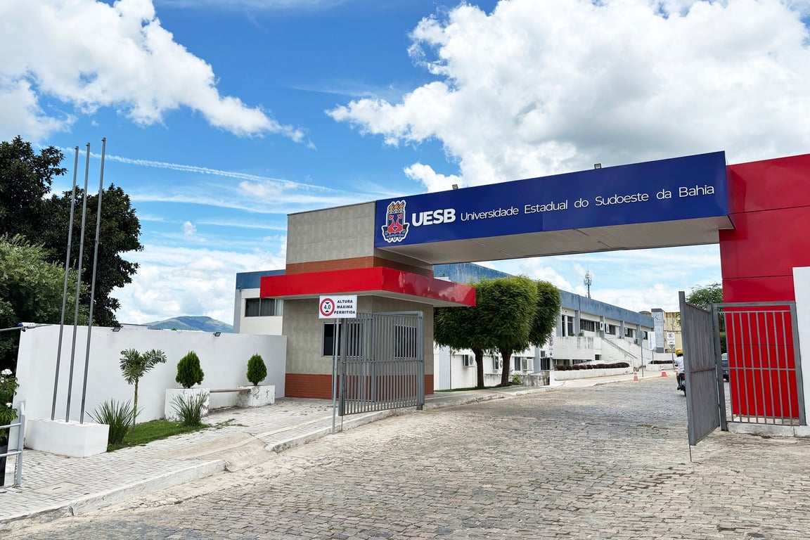 Ambiente acadêmico no sudoeste baiano, com estudantes em área interna de campus