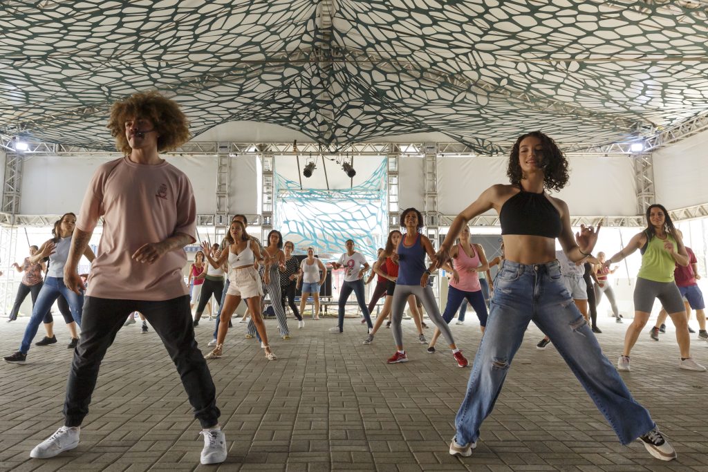Atividade de dança em espaço comunitário