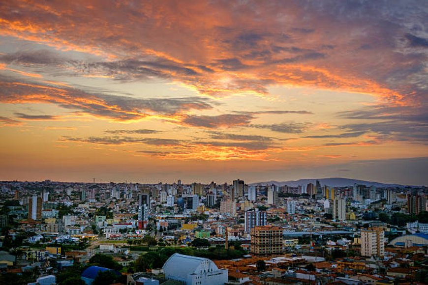 Vista urbana de Sorocaba ao entardecer, com skyline e áreas verdes