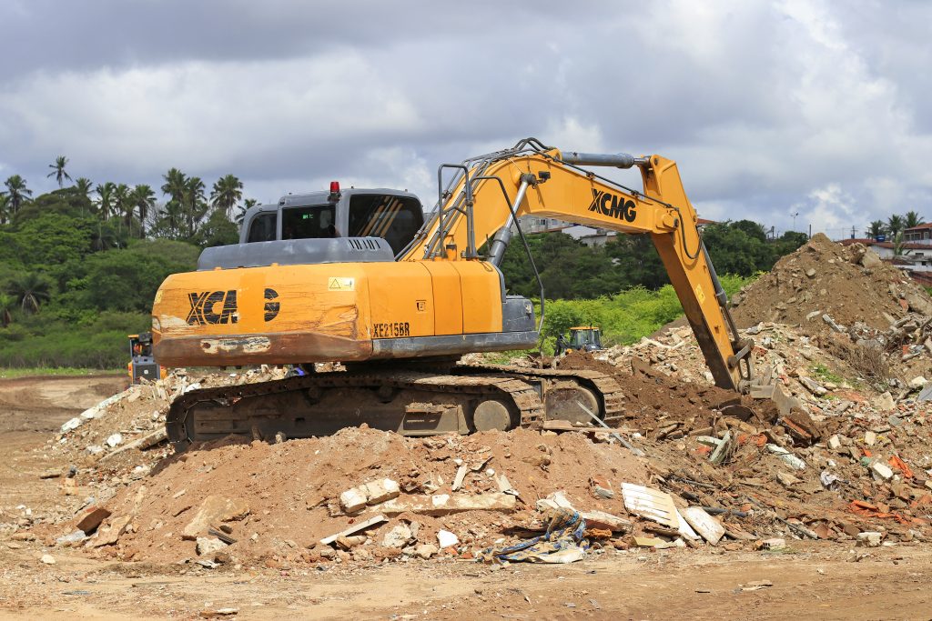 Retroescavadeira em obra urbana — imagem ilustrativa