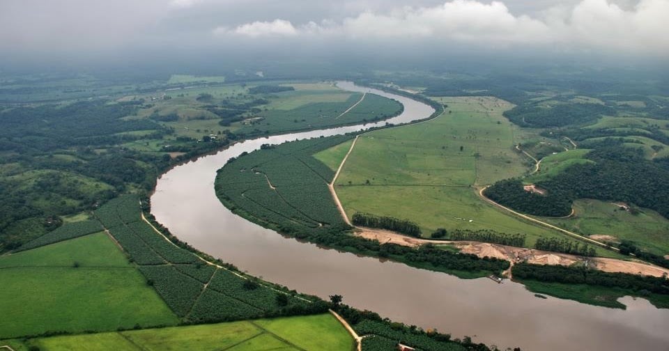 Paisagem do Vale do Ribeira, com morros verdes e rio sinuoso