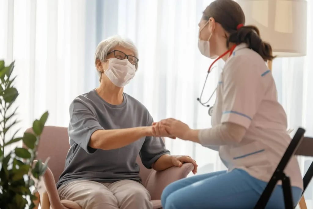 Profissional de saúde atendendo paciente em unidade de saúde da família.