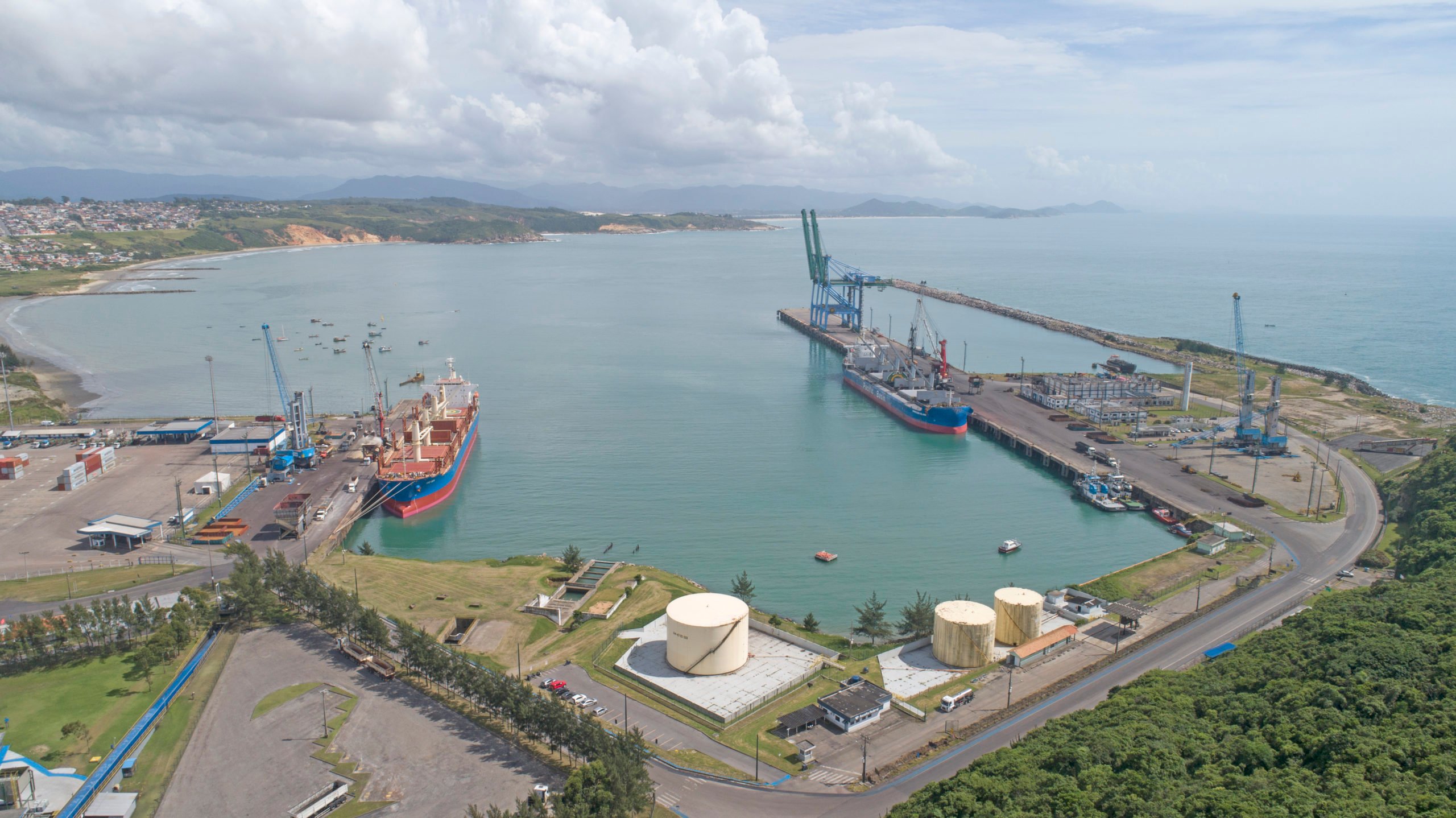 Vista aérea do Porto de Imbituba e área costeira
