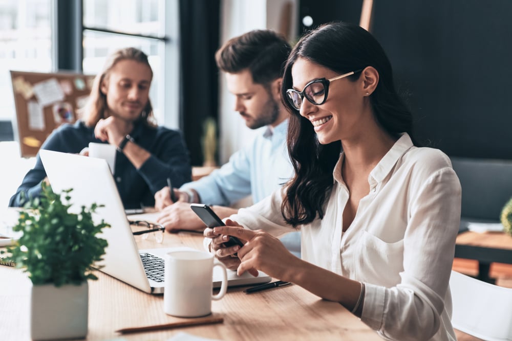 Ambiente corporativo com equipe administrativa trabalhando