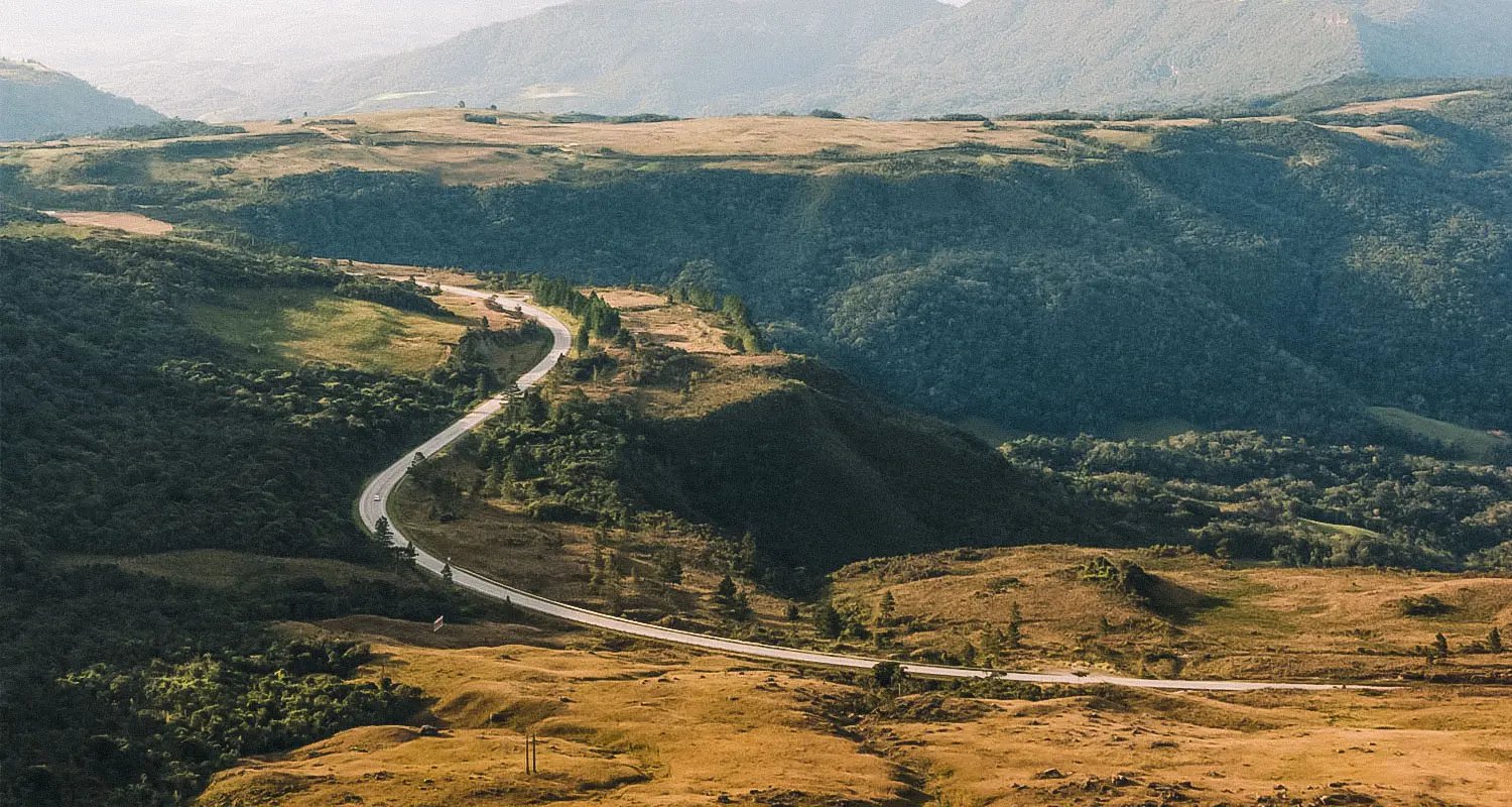 Paisagem serrana de Rancho Queimado SC com vales verdes e morros ao entardecer