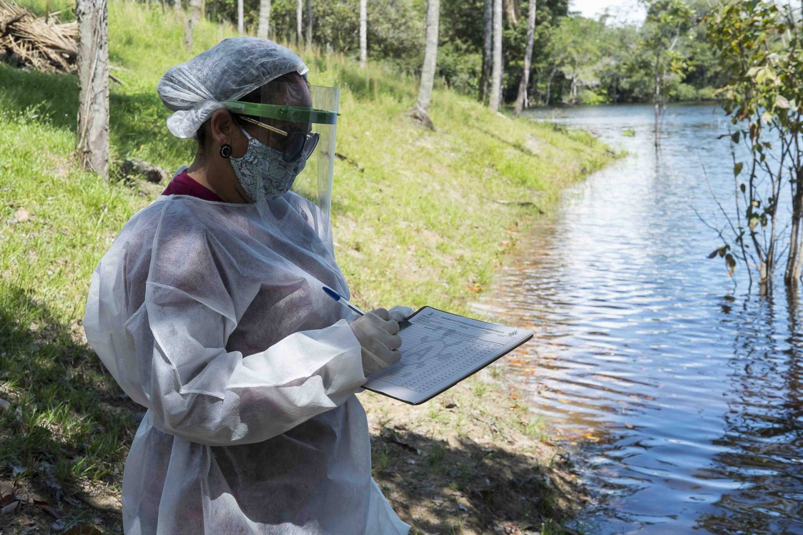 Agente de saúde em ação na Amazônia