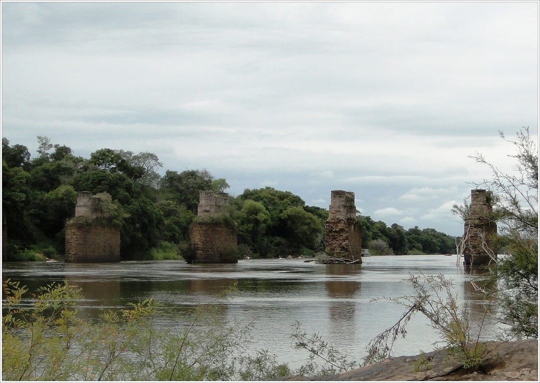 Ponte histórica sobre o Rio Jacuí ao pôr do sol