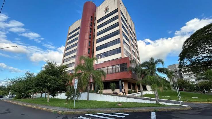 Fachada do Paço Municipal de Novo Hamburgo, com palmeiras e céu azul