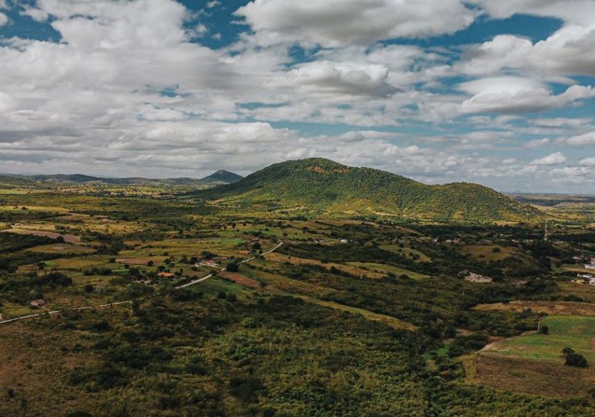 Paisagem do Agreste pernambucano, com casas e colinas ao fundo