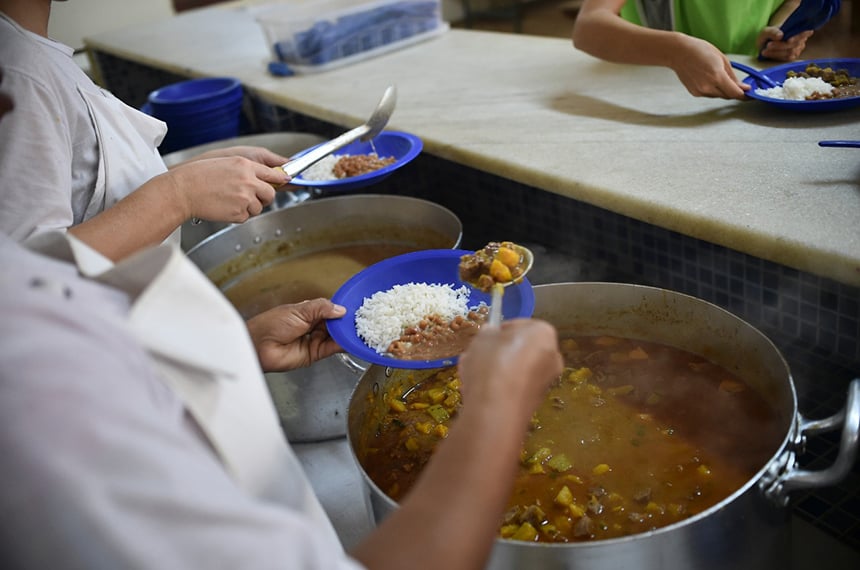 Merenda escolar em refeitório público