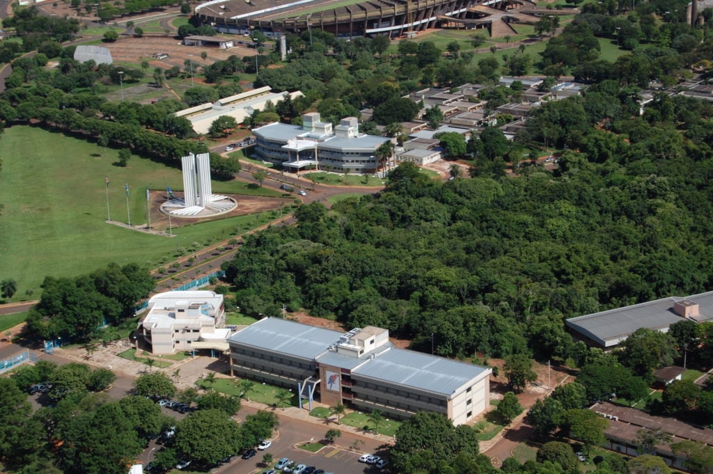Foto aérea do campus da UFMS em Campo Grande, com edifícios e áreas verdes