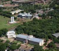 Foto aérea do campus da UFMS em Campo Grande, com edifícios e áreas verdes