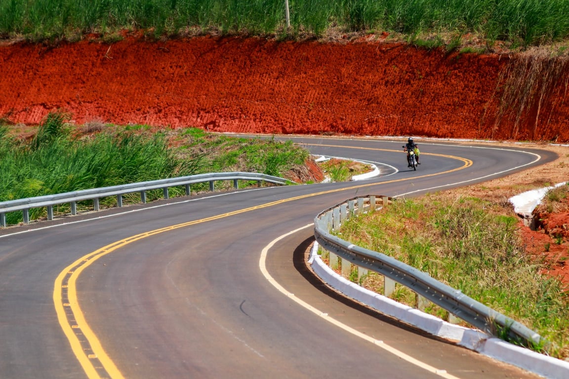 Estrada sinuosa entre áreas rurais na Zona da Mata de Pernambuco