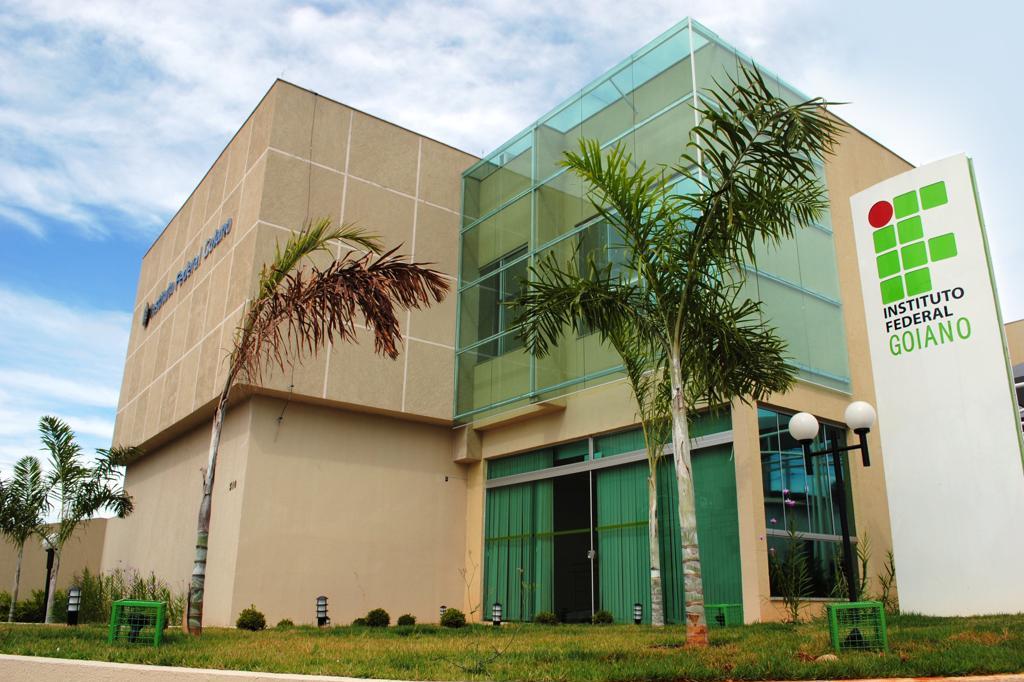 Fachada do IF Goiano com áreas verdes ao redor