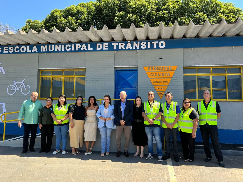 Agente municipal realiza fiscalização em área comercial central