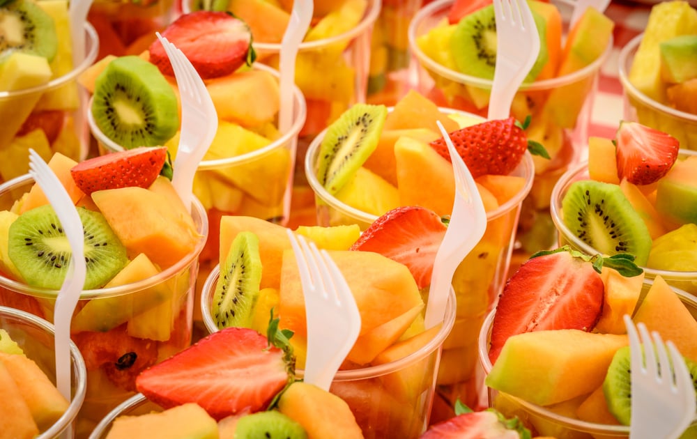 Bandejas com frutas e opções saudáveis, típica de merenda escolar