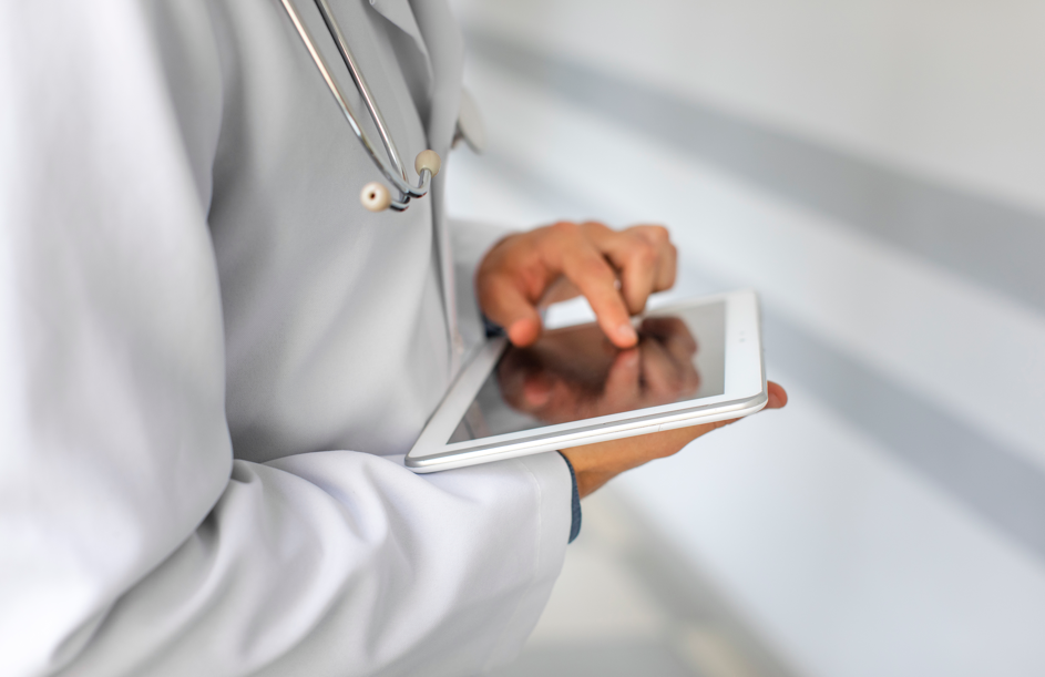 Ambiente hospitalar moderno, simbolizando gestão da qualidade em saúde