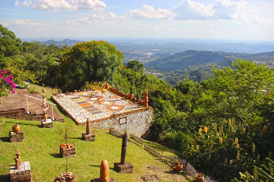Vista urbana em cidade do interior do RS ao entardecer