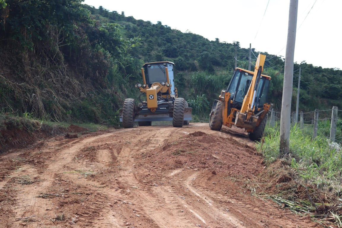 Maquinário de obras atuando em manutenção de estrada rural