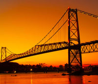 Ponte Hercílio Luz ao pôr do sol, em Florianópolis (Foto: Christian Herzog).