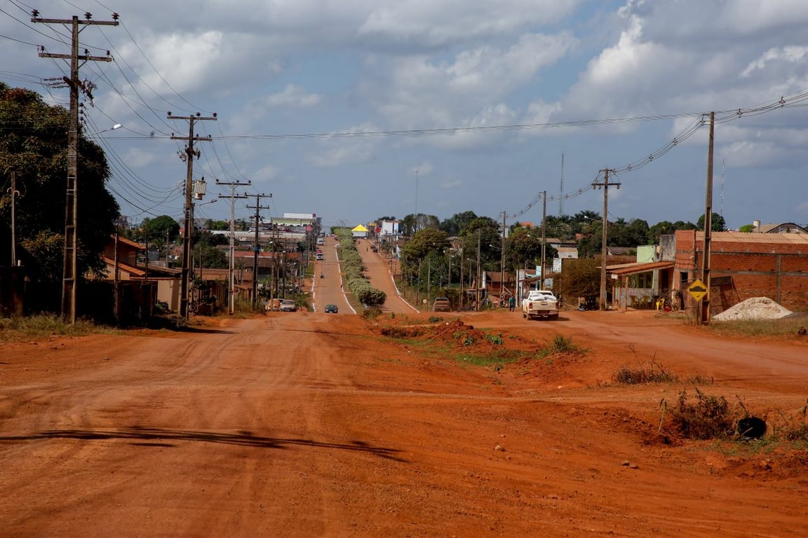 Rua em município de Rondônia sob céu parcialmente nublado