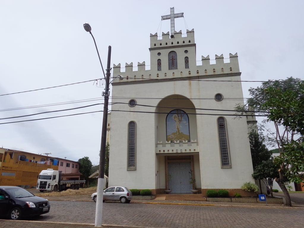 Vista urbana de pequena cidade do interior de Santa Catarina, com igreja e árvores ao fundo