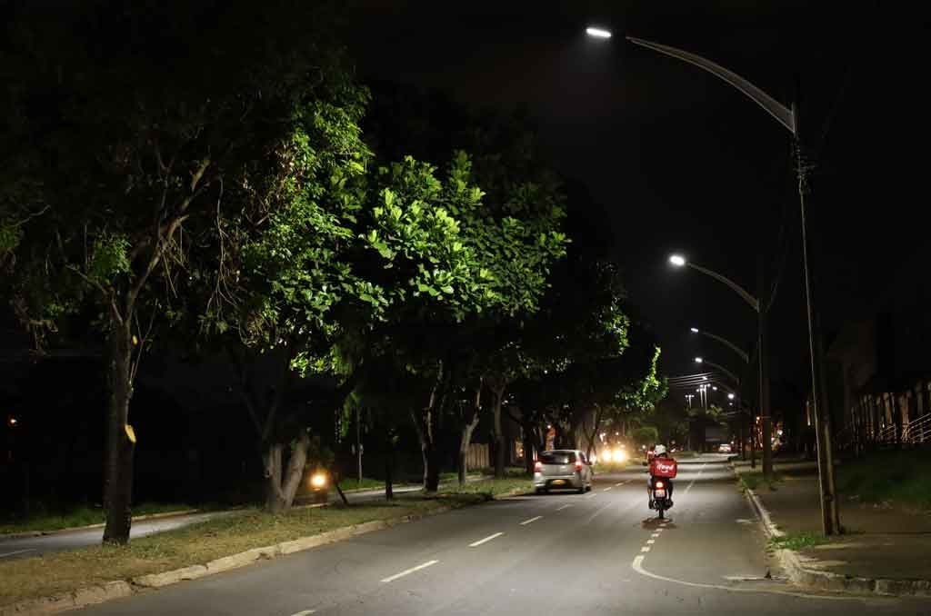Iluminação pública ao entardecer