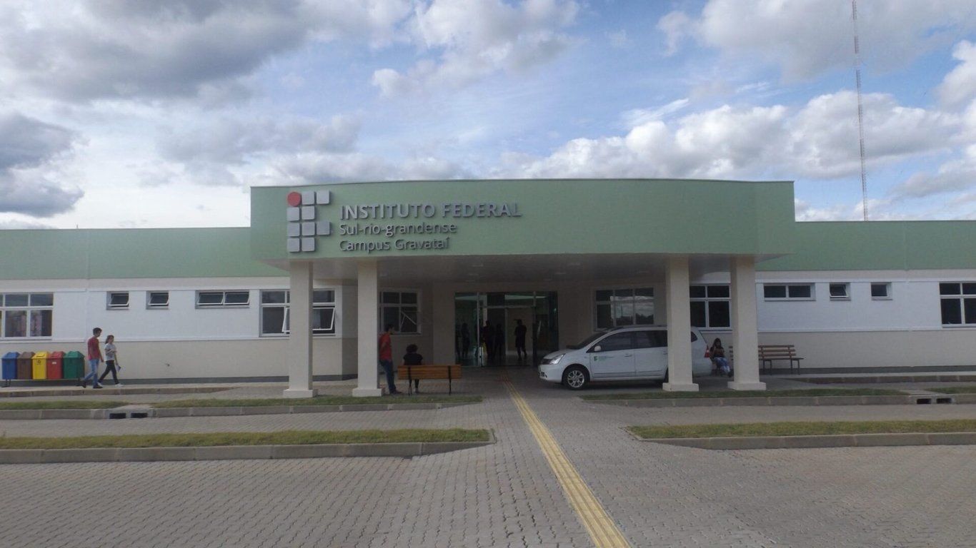 Fachada de campus do IFSul, imagem institucional ilustrativa