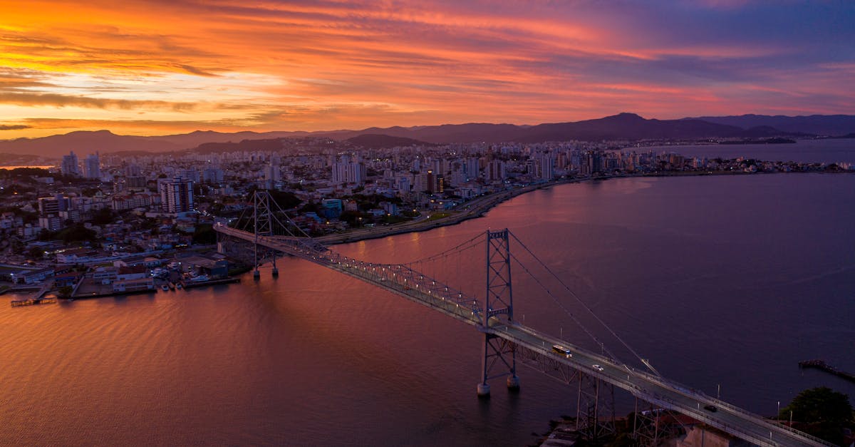 Vista aérea de Florianópolis com a Ponte Hercílio Luz ao pôr do sol