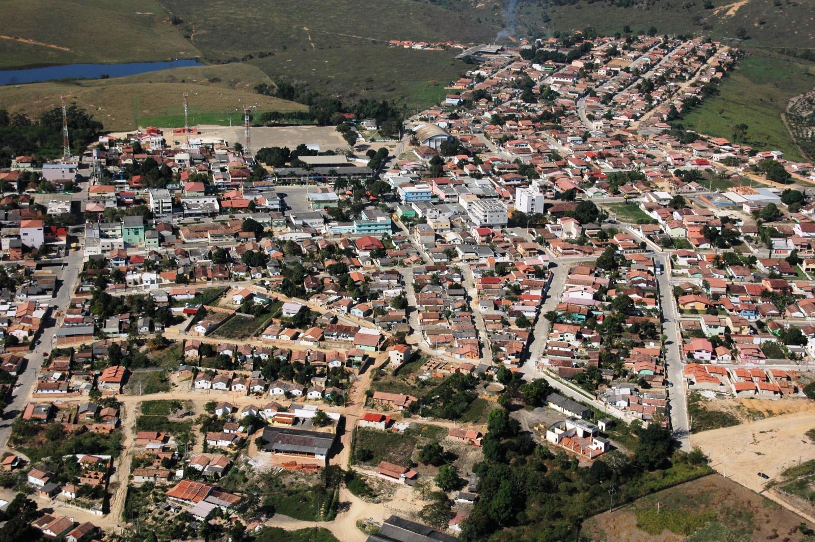 Vista aérea de Boa Esperança ES, com áreas urbanas e morros ao fundo