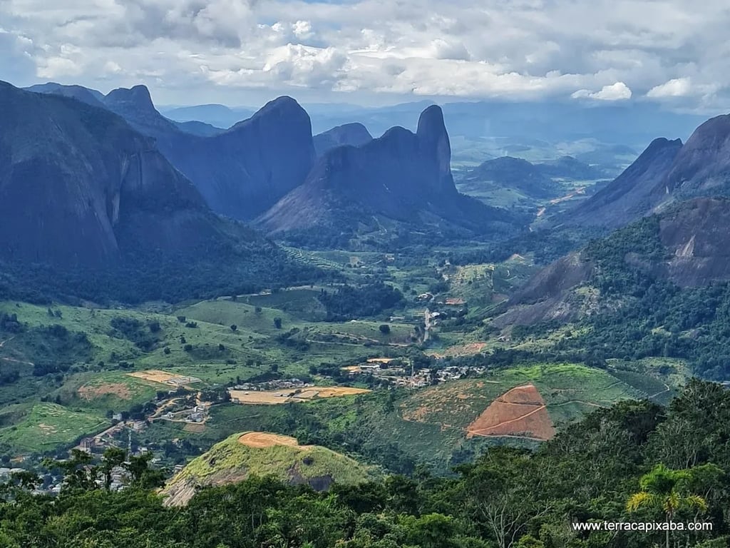 Paisagem de Viana, na Grande Vitória, com morros e áreas verdes