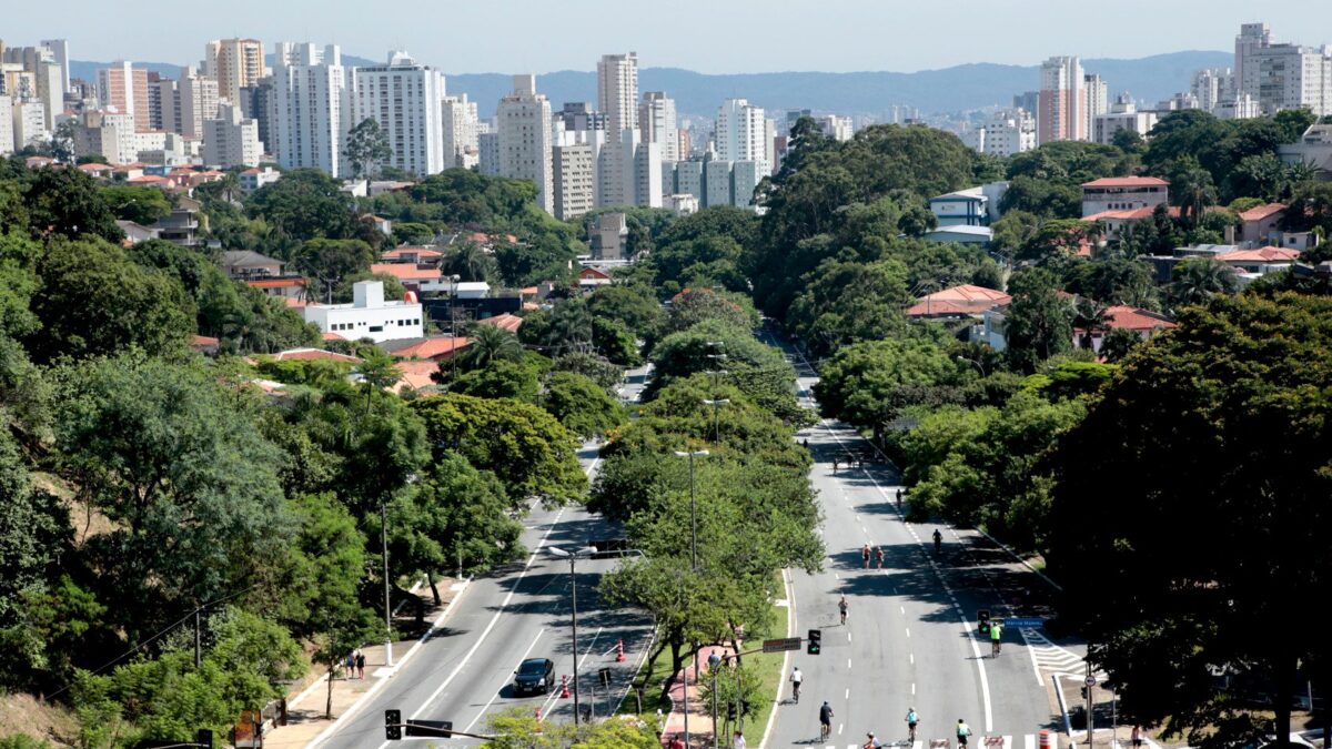 Vista aérea urbana de cidade do interior paulista, com vias arborizadas e prédios baixos