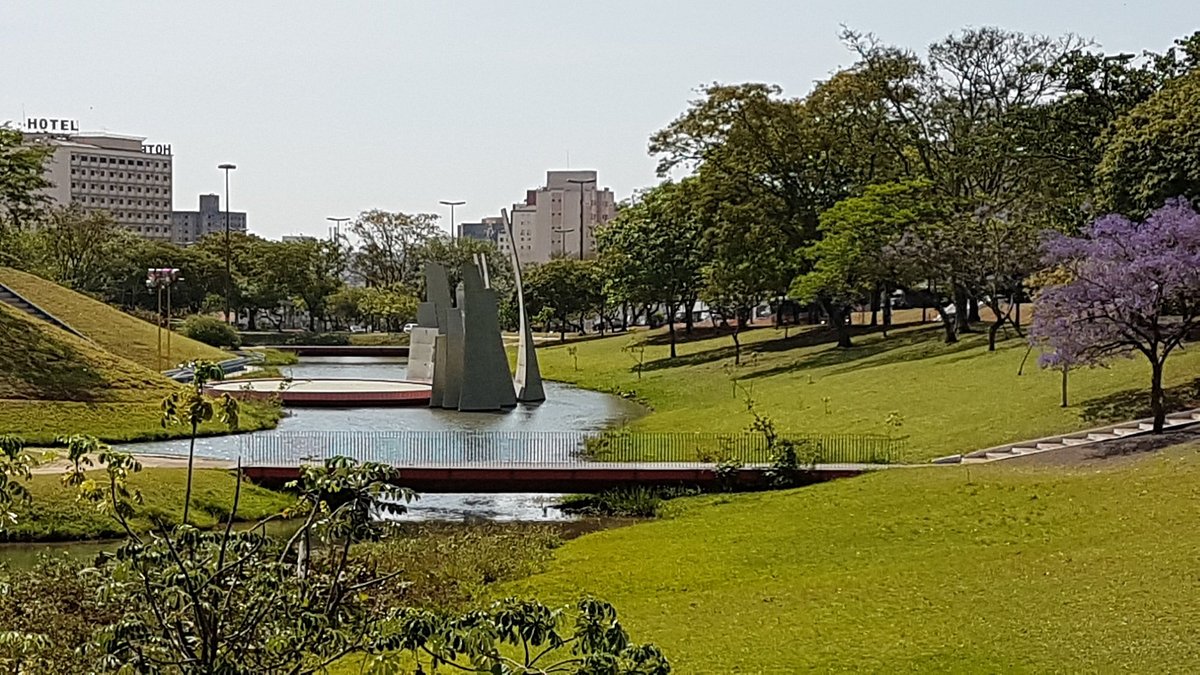 Vista urbana de Bauru e Agudos SP, com lago e parque em dia claro