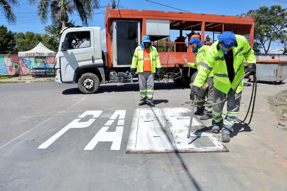 Equipe municipal pinta sinalização viária