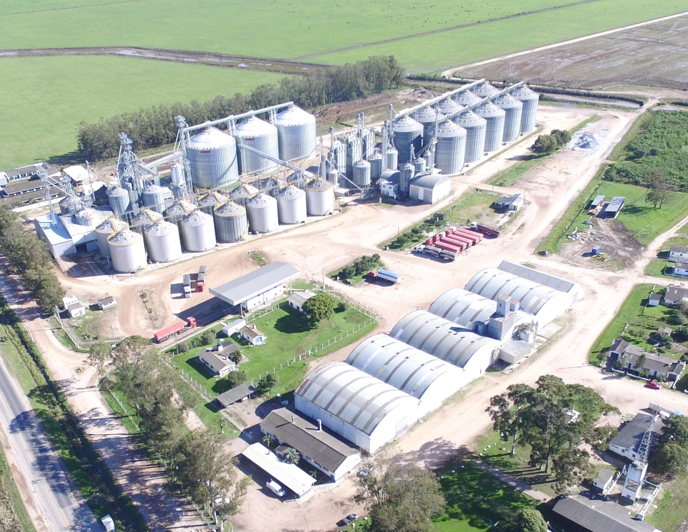 Paisagem rural do norte do RS, com coxilhas e estruturas agropecuárias (imagem ilustrativa)