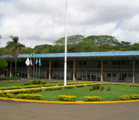 Fachada da UNESP em Assis SP (FCL), com jardins e prédio acadêmico.