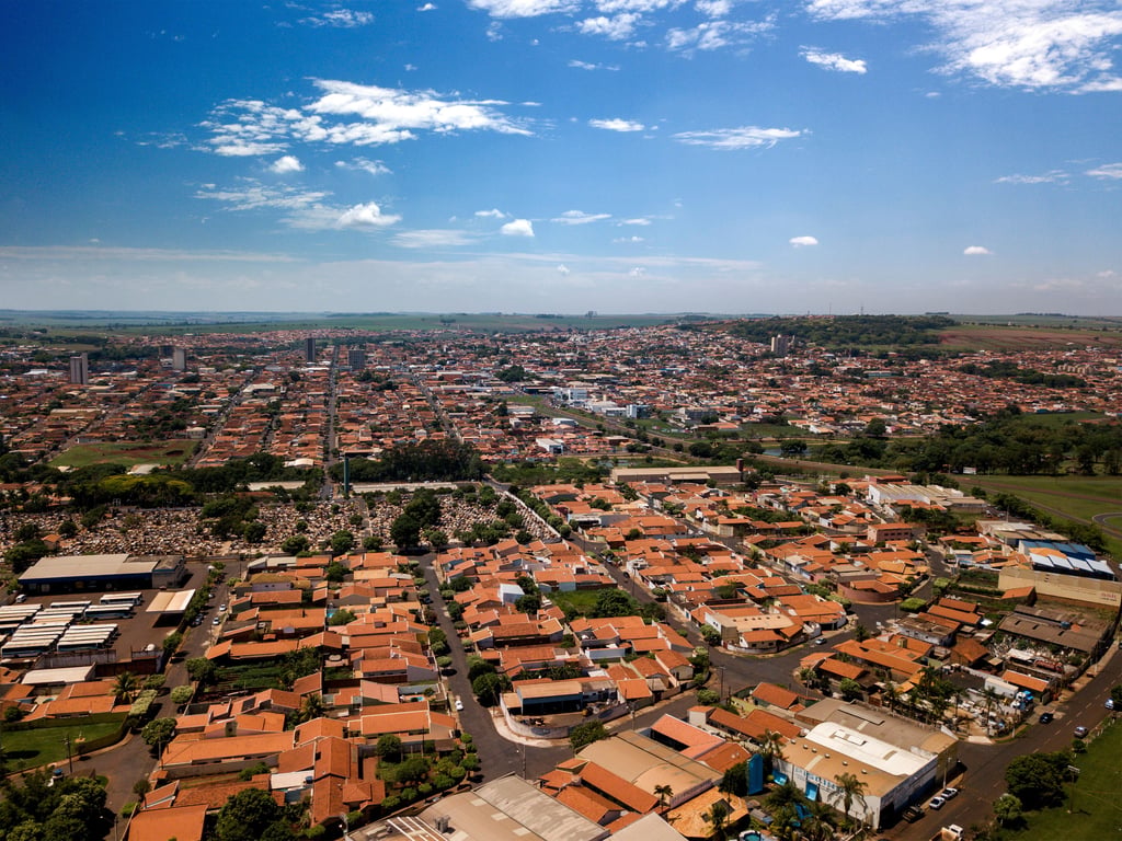 Vista aérea de Cosmópolis, com áreas verdes e malha urbana