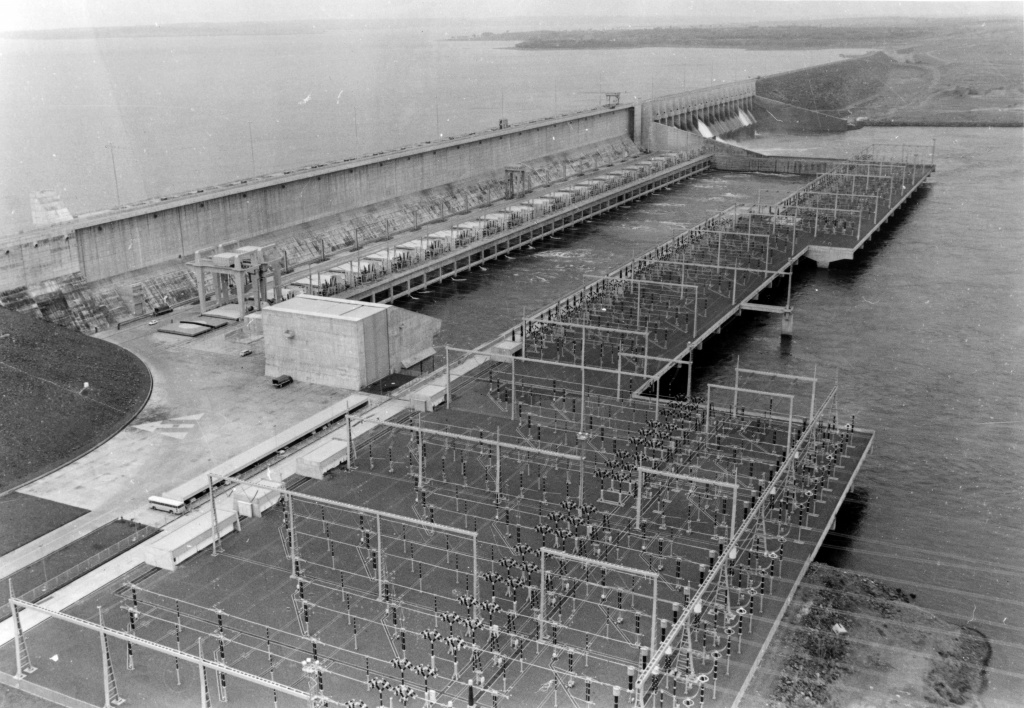 Vista aérea da usina hidrelétrica de Ilha Solteira, no rio Paraná