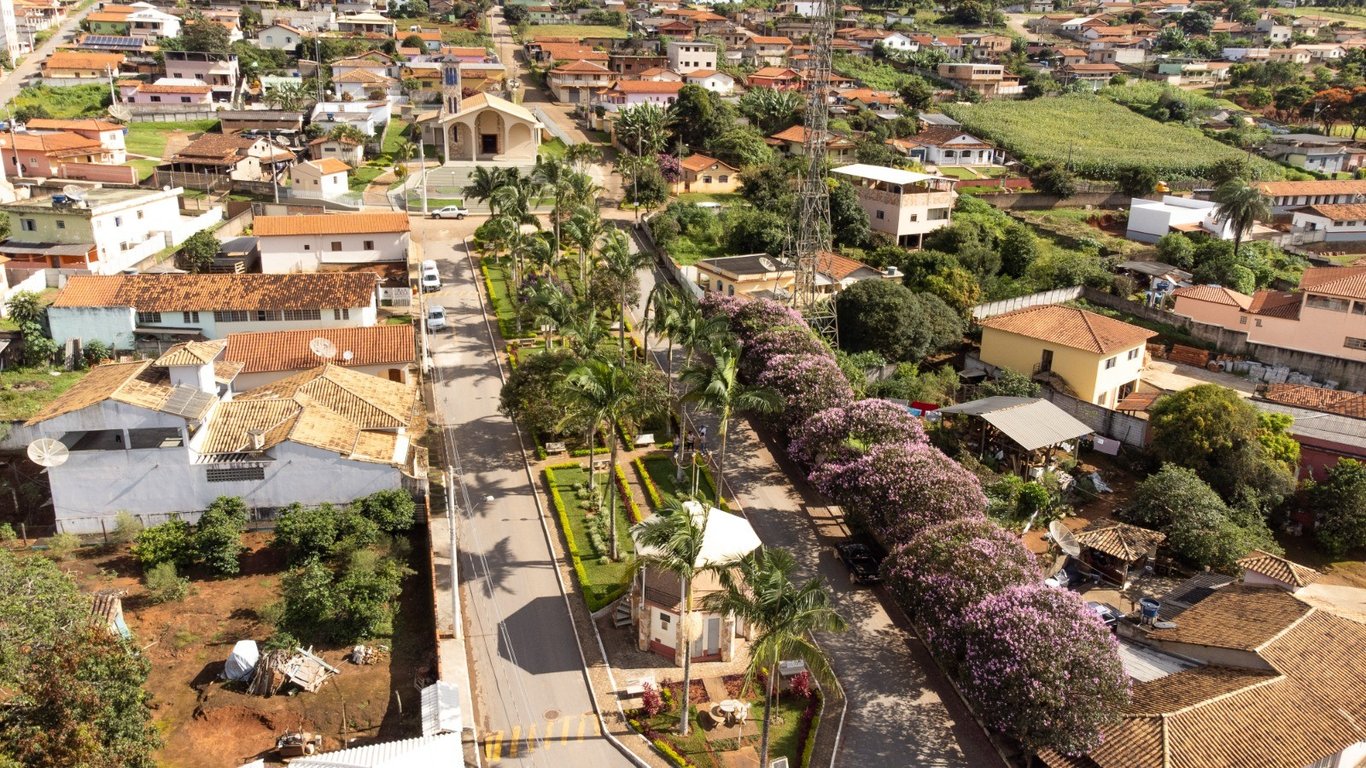 Centro de Abre Campo MG, com igreja e praça ao fundo