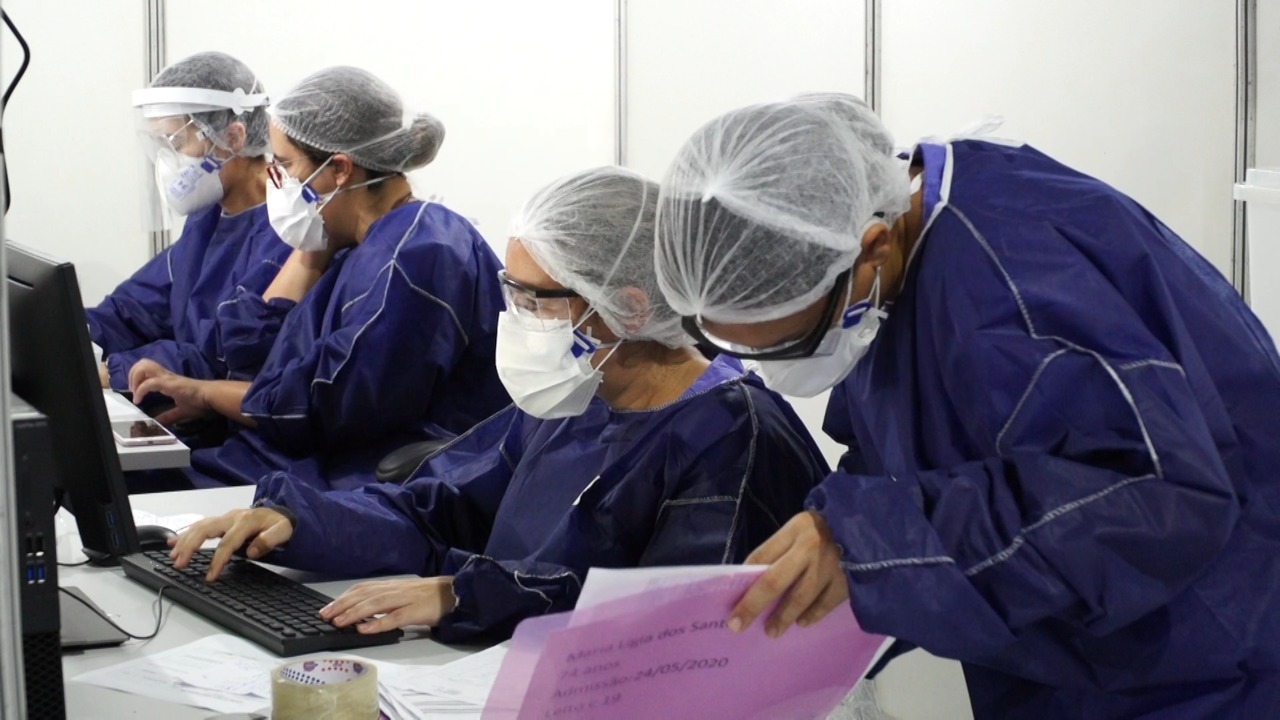 Equipe multiprofissional de saúde em ambiente hospitalar