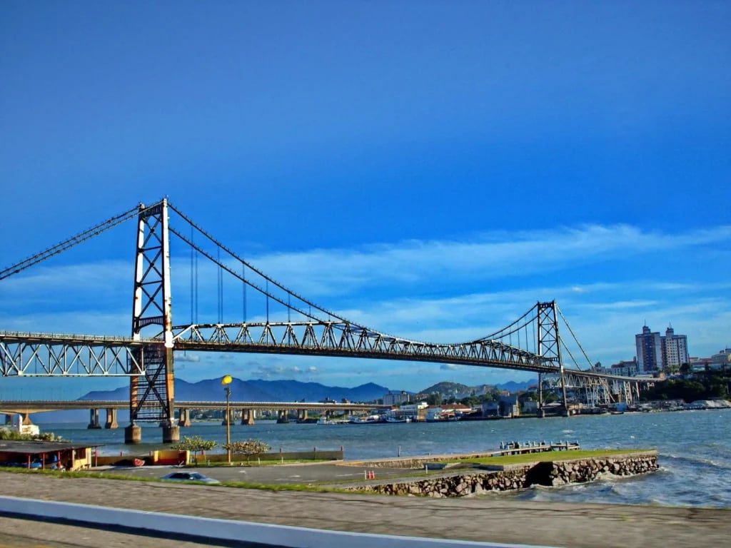 Ponte Hercílio Luz ao entardecer